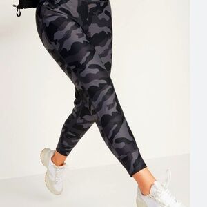 #004 Pre Owned Old Navy High Rise Joggers  Color Black Camo; Size L; MSRP $40